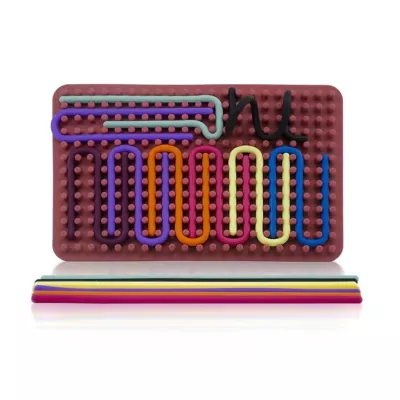 Sensoryczna tablica aktywności – silikonowa, dwustronna, z kolorowymi sznurkami