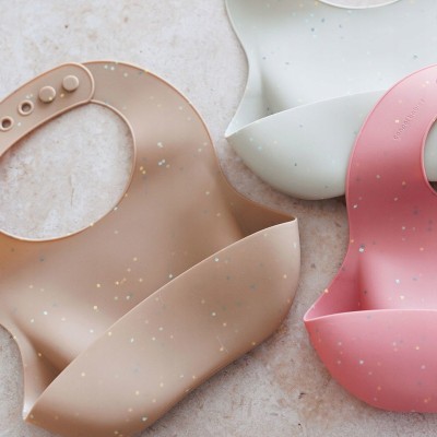 Śliniak silikonowy Canpol babies z kieszonką DOTS - łatwe i czyste posiłki Śliniak silikonowy Canpol babies z kieszonką DOTS - łatwe i czyste posiłki