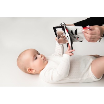 Książeczka sensoryczna Kto to? Co to? 0+ z lusterkiem | Mom’s Care Książeczka sensoryczna Kto to? Co to? 0+ z lusterkiem | Mom’s Care