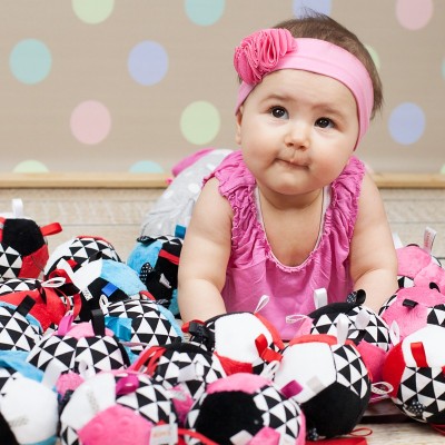 Piłeczka sensoryczna czerwona 0+ – grzechotka i szeleścik | Mom’s Care