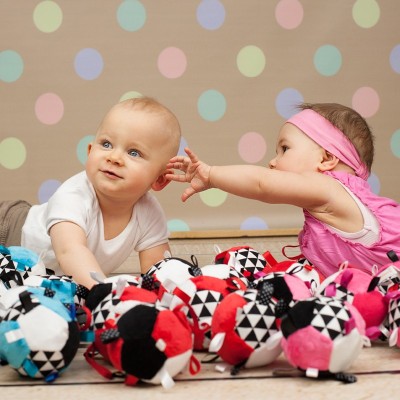 Piłeczka sensoryczna czerwona 0+ – grzechotka i szeleścik | Mom’s Care