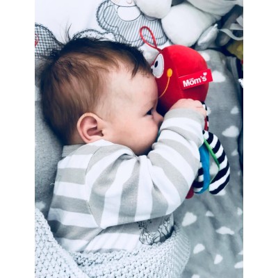 Czerwona ośmiornica zawieszka 0+ – zabawka sensoryczna z dzwoneczkiem | Mom’s Care