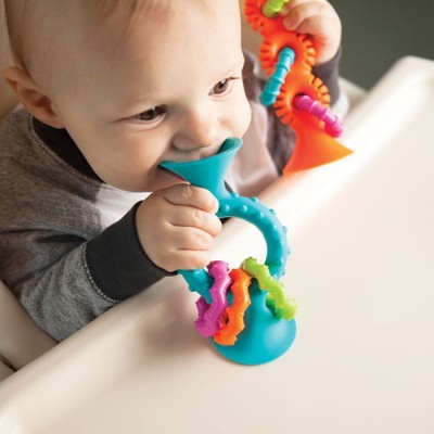 Bobo Przyssawka PipSquigz Loops Fat Brain Toys – niebieska grzechotka sensoryczna dla niemowląt