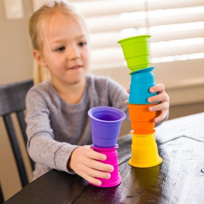 Suction Kupz Fat Brain Toys – silikonowe kubki sensoryczne z przyssawkami