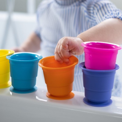 Suction Kupz Fat Brain Toys – silikonowe kubki sensoryczne z przyssawkami