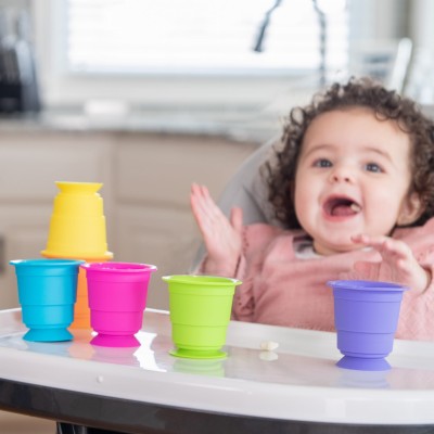 Suction Kupz Fat Brain Toys – silikonowe kubki sensoryczne z przyssawkami