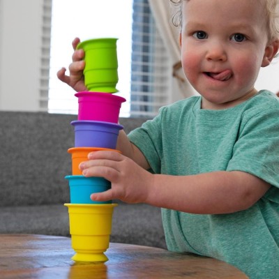 Suction Kupz Fat Brain Toys – silikonowe kubki sensoryczne z przyssawkami