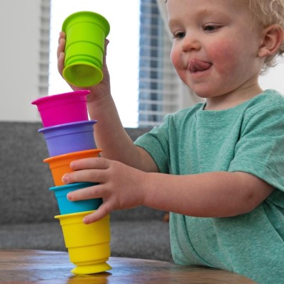 Suction Kupz Fat Brain Toys – silikonowe kubki sensoryczne z przyssawkami