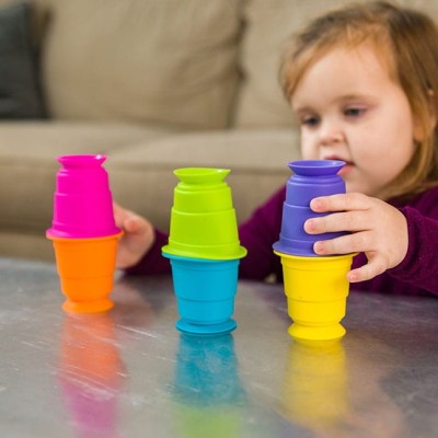 Suction Kupz Fat Brain Toys – silikonowe kubki sensoryczne z przyssawkami