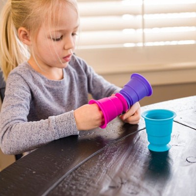 Suction Kupz Fat Brain Toys – silikonowe kubki sensoryczne z przyssawkami