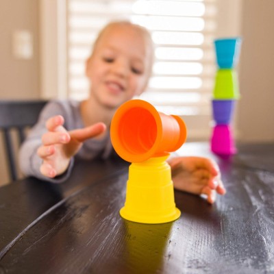Suction Kupz Fat Brain Toys – silikonowe kubki sensoryczne z przyssawkami