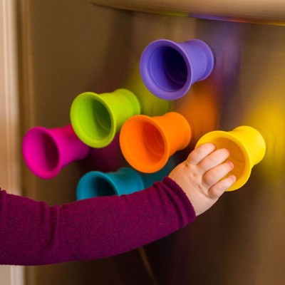 Suction Kupz Fat Brain Toys – silikonowe kubki sensoryczne z przyssawkami