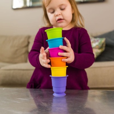 Suction Kupz Fat Brain Toys – silikonowe kubki sensoryczne z przyssawkami