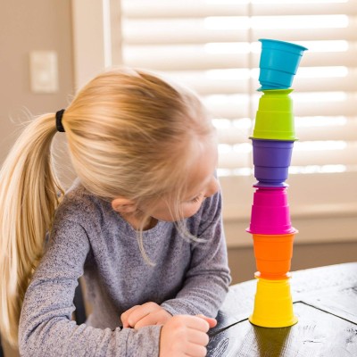 Suction Kupz Fat Brain Toys – silikonowe kubki sensoryczne z przyssawkami