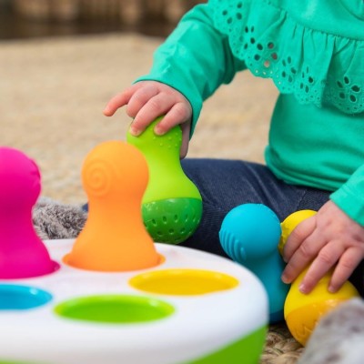 SpinnyPins Fat Brain Toys – sorter i wańki wstańki sensoryczne dla dzieci 18m+