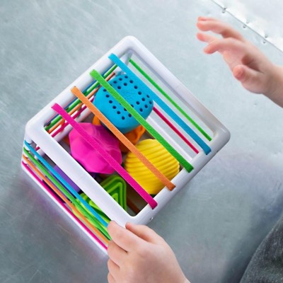 InnyBin Fat Brain Toys – elastyczna kostka sensoryczna z sorterem i klockami