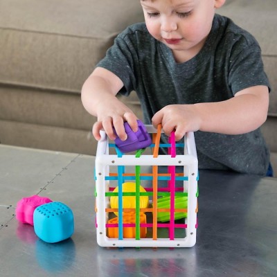 InnyBin Fat Brain Toys – elastyczna kostka sensoryczna z sorterem i klockami