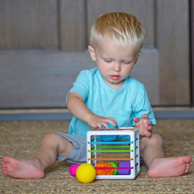 InnyBin Fat Brain Toys – elastyczna kostka sensoryczna z sorterem i klockami