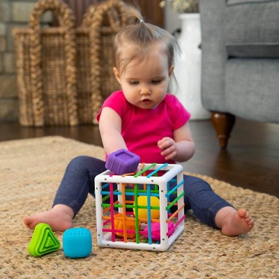 InnyBin Fat Brain Toys – elastyczna kostka sensoryczna z sorterem i klockami