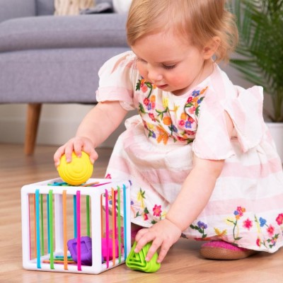 InnyBin Fat Brain Toys – elastyczna kostka sensoryczna z sorterem i klockami