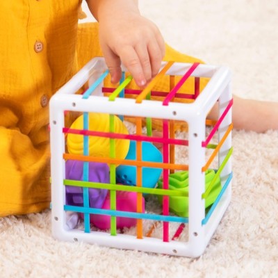 InnyBin Fat Brain Toys – elastyczna kostka sensoryczna z sorterem i klockami