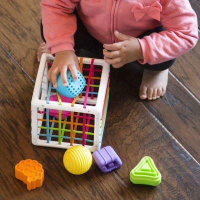 InnyBin Fat Brain Toys – elastyczna kostka sensoryczna z sorterem i klockami