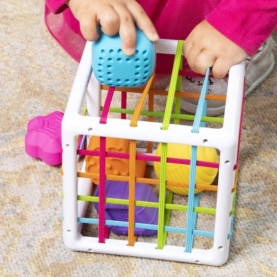 InnyBin Fat Brain Toys – elastyczna kostka sensoryczna z sorterem i klockami