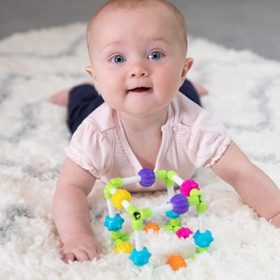 Quubi Fat Brain Toys – sześcian manipulacyjny i gryzak sensoryczny dla dzieci 6m+
