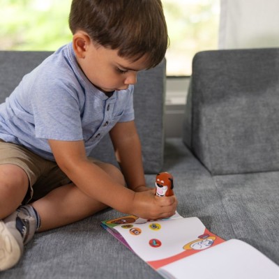 Sticker WOW! Piesek – książeczka ze stempelkiem i naklejkami | Zabawka Roku 2024 | Melissa & Doug