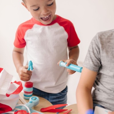 Zestaw lekarski Melissa & Doug – zabawkowy gabinet lekarski dla dzieci 3+ (25 elementów)