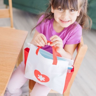 Zestaw lekarski Melissa & Doug – zabawkowy gabinet lekarski dla dzieci 3+ (25 elementów)