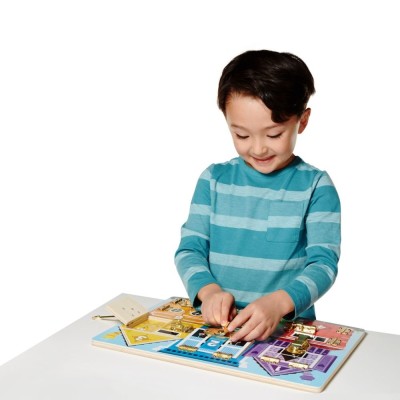 Tablica motoryczna Melissa & Doug z zamkami – nauka przez zabawę dla dzieci 3+