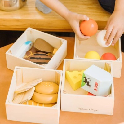 Drewniane produkty spożywcze Melissa & Doug – zestaw 4 skrzynek z jedzeniem do zabawy