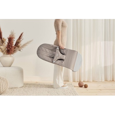 Leżaczek BabyBjörn Bliss Woven Petal Quilt Piaskowoszary – ergonomiczny, certyfikowany, przenośny i wygodny dla dziecka