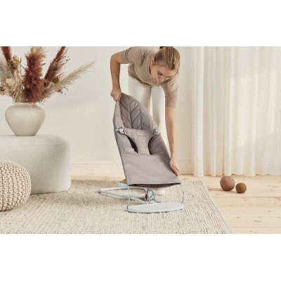Leżaczek BabyBjörn Bliss Woven Petal Quilt Piaskowoszary – ergonomiczny, certyfikowany, przenośny i wygodny dla dziecka