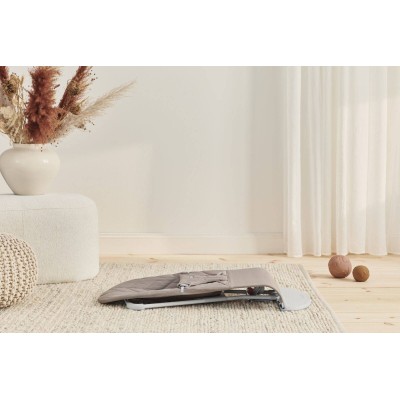 Leżaczek BabyBjörn Bliss Woven Petal Quilt Piaskowoszary – ergonomiczny, certyfikowany, przenośny i wygodny dla dziecka