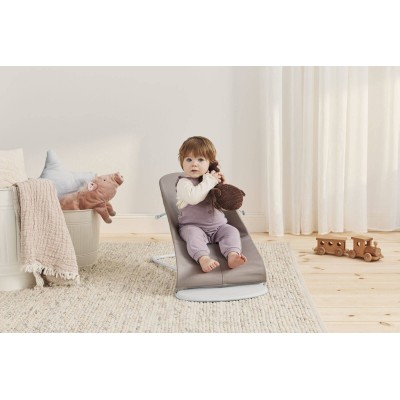 Leżaczek BabyBjörn Bliss Woven Petal Quilt Piaskowoszary – ergonomiczny, certyfikowany, przenośny i wygodny dla dziecka