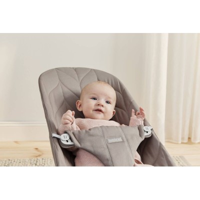 Leżaczek BabyBjörn Bliss Woven Petal Quilt Piaskowoszary – ergonomiczny, certyfikowany, przenośny i wygodny dla dziecka