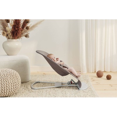 Leżaczek BabyBjörn Bliss Woven Petal Quilt Piaskowoszary – ergonomiczny, certyfikowany, przenośny i wygodny dla dziecka