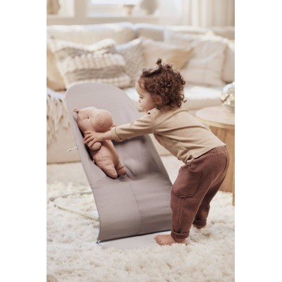 Leżaczek BabyBjörn Bliss Woven Petal Quilt Piaskowoszary – ergonomiczny, certyfikowany, przenośny i wygodny dla dziecka