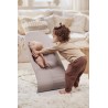 Leżaczek BabyBjörn Bliss Woven Petal Quilt Piaskowoszary – ergonomiczny, certyfikowany, przenośny i wygodny dla dziecka
