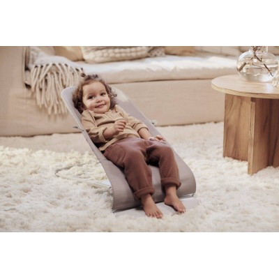 Leżaczek BabyBjörn Bliss Woven Petal Quilt Piaskowoszary – ergonomiczny, certyfikowany, przenośny i wygodny dla dziecka