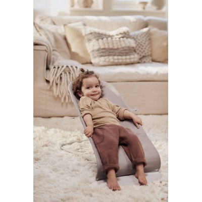Leżaczek BabyBjörn Bliss Woven Petal Quilt Piaskowoszary – ergonomiczny, certyfikowany, przenośny i wygodny dla dziecka