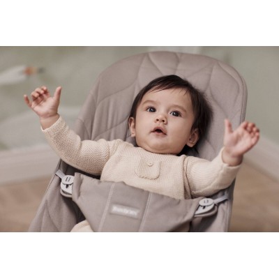 Leżaczek BabyBjörn Bliss Woven Petal Quilt Piaskowoszary – ergonomiczny, certyfikowany, przenośny i wygodny dla dziecka