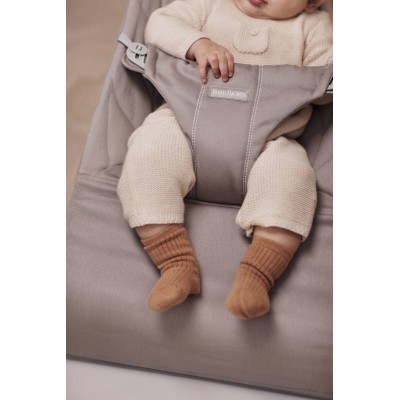 Leżaczek BabyBjörn Bliss Woven Petal Quilt Piaskowoszary – ergonomiczny, certyfikowany, przenośny i wygodny dla dziecka