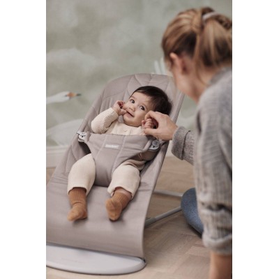 Leżaczek BabyBjörn Bliss Woven Petal Quilt Piaskowoszary – ergonomiczny, certyfikowany, przenośny i wygodny dla dziecka