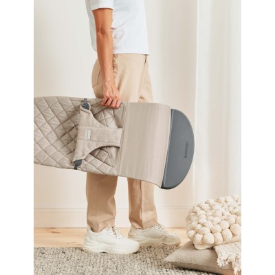 Leżaczek BabyBjörn Bliss Woven Piaskowoszary z ramą ciemnoszarą – ergonomiczny, przenośny, wygodny i certyfikowany