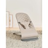 Leżaczek BabyBjörn Bliss Woven Piaskowoszary z ramą ciemnoszarą – ergonomiczny, przenośny, wygodny i certyfikowany