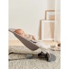Leżaczek BabyBjörn Bliss Woven Piaskowoszary z ramą ciemnoszarą – ergonomiczny, przenośny, wygodny i certyfikowany