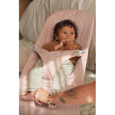 Leżaczek BabyBjörn Bliss Woven Petal Quilt Zgaszony Róż – ergonomiczny, przenośny, bezpieczny i certyfikowany